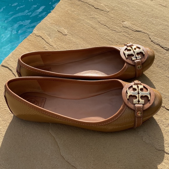 Tory Burch patent tan flats - Picture 6 of 12